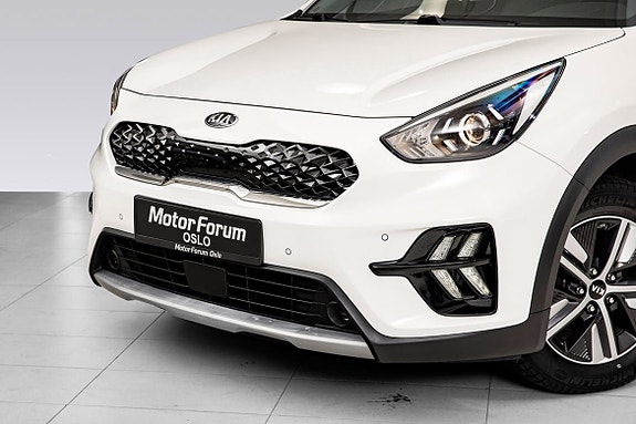 Frisk front med moderne LED-lys og stilfull svart grill.