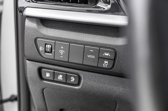 Brukervennlige kontrollknapper innen rekkevidde for kjørekomfort og sikkerhet.