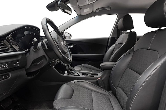 Moderne førerplass med kvalitets skinnseter og kontrollvennlig ratt.