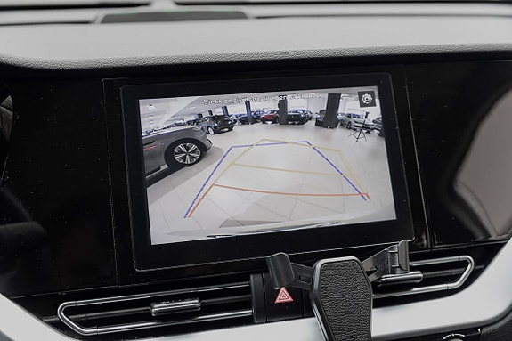 Bakovervendt parkering med guidelinjer, trygghet i trange situasjoner.