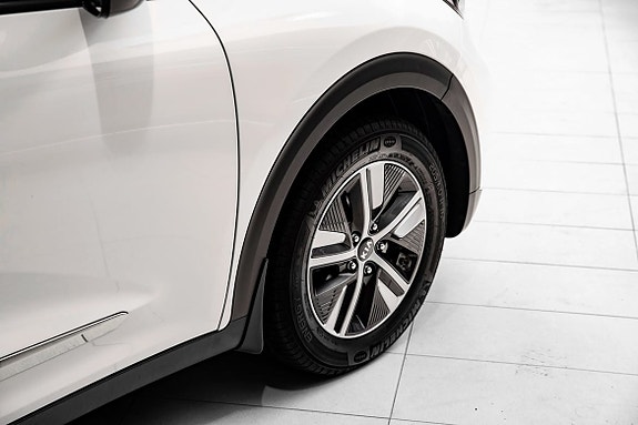 Alloy hjul i front, gir et sportslig og solid inntrykk.