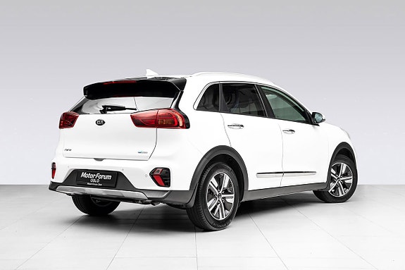 Romslig bagasjerom bak med flotte LED-lykter og chrome detaljer.