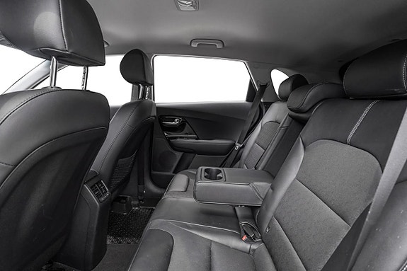 Baksete med luksuriøst sort skinn og praktisk midtarmlene.