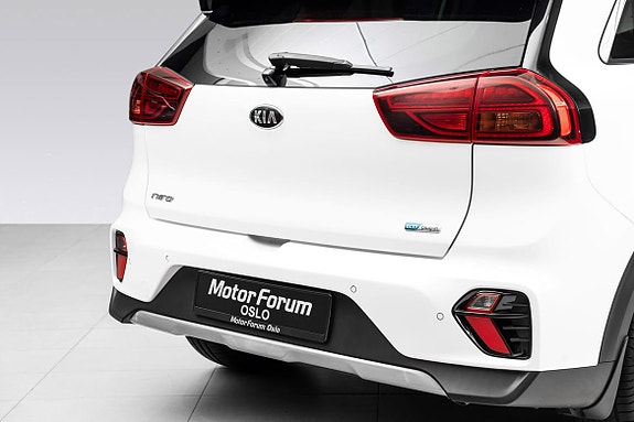 Sporty bakende med markante lykter og solid støtfanger design.