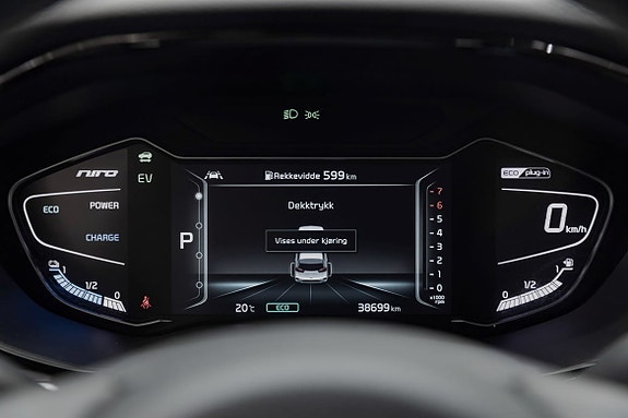 Oversiktlig digital skjerm med batteristatus og kjøredetaljer.