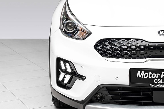 Front med integrerte LED-tåkelys og robust grill i sporty stil.