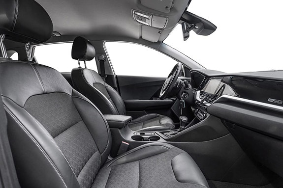 Luksuriøst interiør med skinnseter og avansert mediesystem.