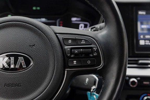 Moderne ratt med multifunksjonsknapper og sikkerhetsinnstillinger.