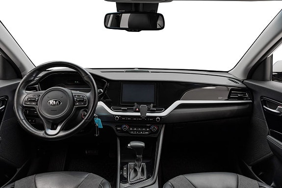 Førerfokusert cockpit med touchscreen infotainment og moderne girspake.