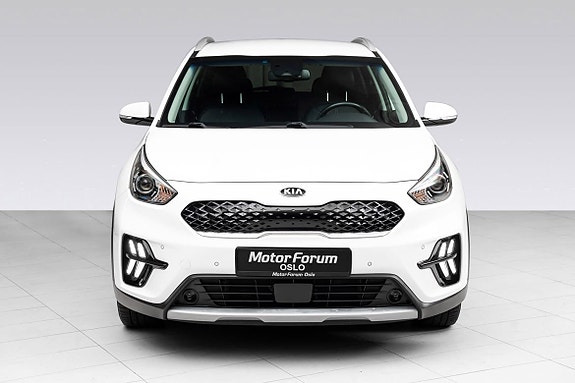 Moderne LED-tåkelys kompletterer bilens stilrene design elegant.