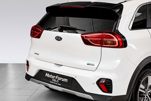 Bak med detaljer i sort tak og tydelige LED-baklys.