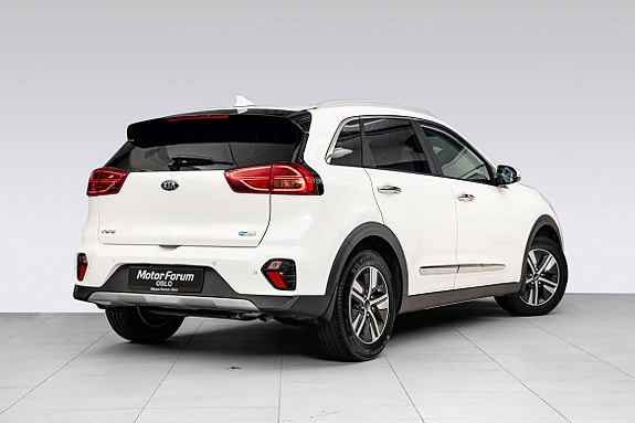 Effektfull og moderne hvit SUV med markant grill og LED-lys.