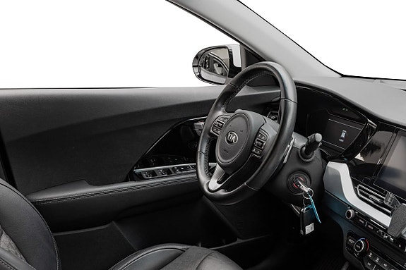 Teknisk raffinert cockpit med touchscreen og førerfokuserte kontroller.