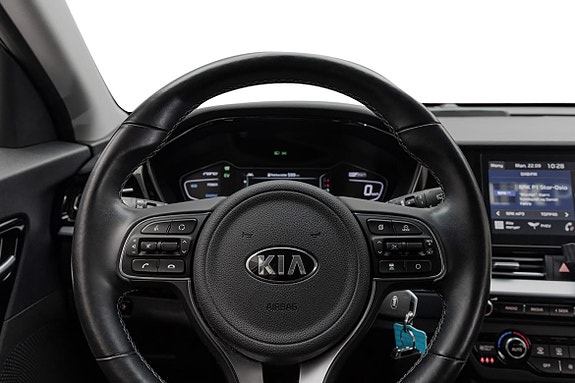 Full digital førerplass med touchscreen og komfortabelt ratt.