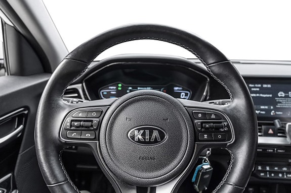 Elegant ratt med merke og digital instrumentering i bakgrunnen.