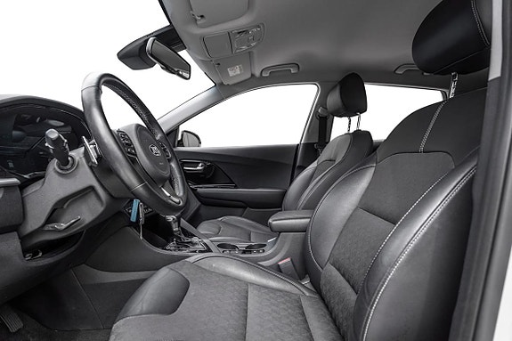 Innbydende interiør med komfortable sorte skinnseter og elegant gir.