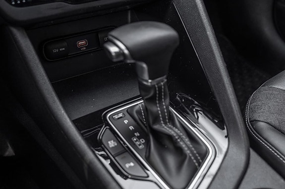 Fokusert på førerkomfort med stilfull girspak og knapper.