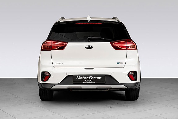 Kraftfull bakside med moderne LED-lyktdesign og stilig finish.