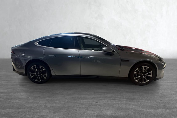 Sporty aluminiumsfelger understreker bilens stilrene linjer.