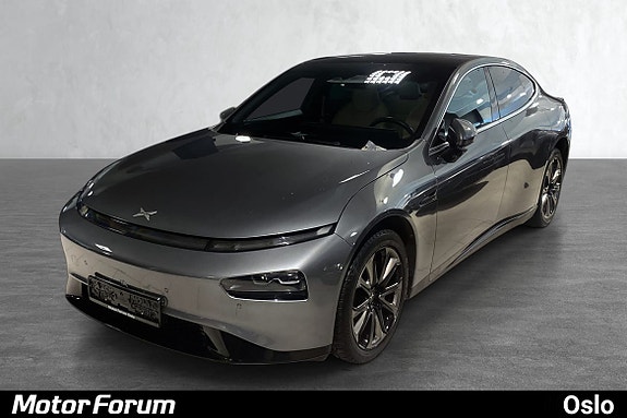 Skarpt LED-lys og distinkt grill gir et moderne uttrykk.