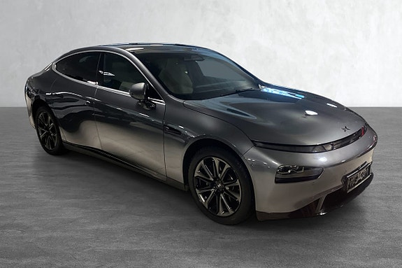 Flytende form og LED-frontlys for dynamisk kjøretur.