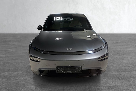 Minimalistisk frontprofil med karakteristisk lysdesign i grått.