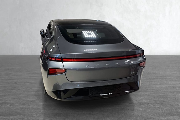 Elegant bakkontur med smidig design og kraftfulle lys.