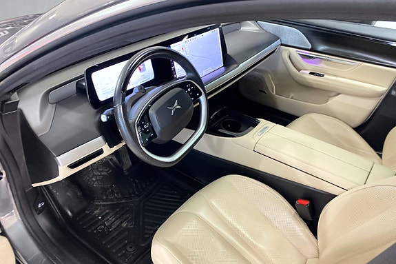 Luksuriøse beige skinnseter møtes av digitalt dobbeltdisplay.