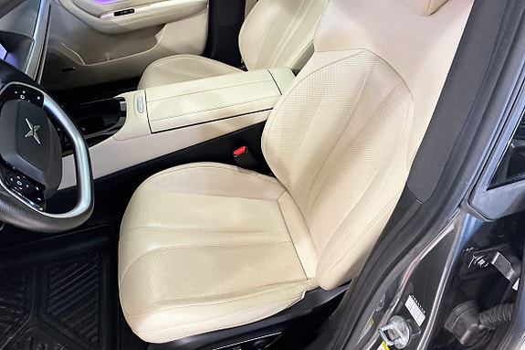 Elektriske og varme seter med moderne midtkonsoll i skinn.