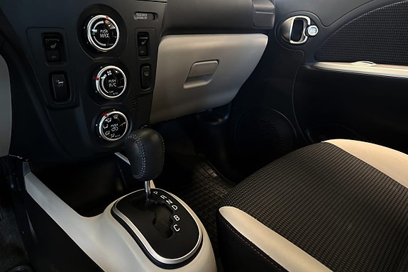 Varmetråder i bakruten aktiveres med et knappetrykk.