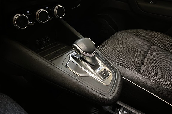 Ved trykk på Auto Hold knappen, holder bilen automatisk inn bremsen når du står stille, slik at du selv ikke må aktivt holde den inne. Perfekt til for eksempel kø/bykjøring.