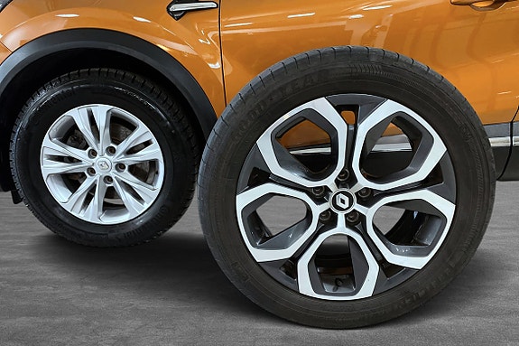 To sett hjul: Leveres med gode sommer- og vinterhjul.