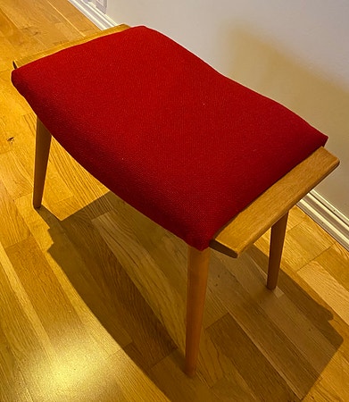 Fin retro krakk / fotskammel fra 60-tallet, omtrukket i rødt ullstoff