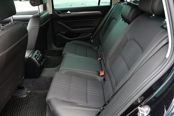Volkswagen Passat Alltrack 12 of 30
