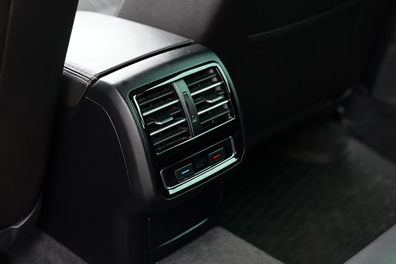 Volkswagen Passat Alltrack 13 of 30