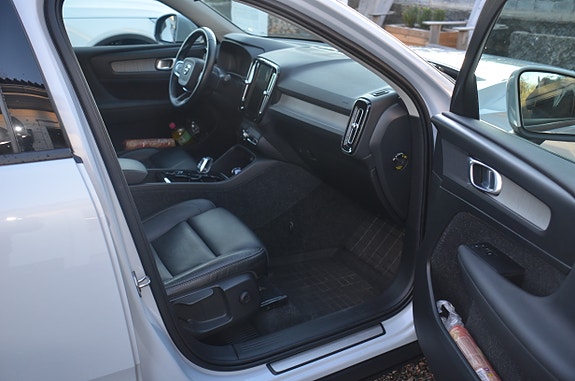 Volvo XC40 10 of 27