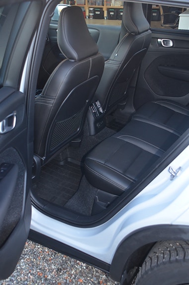Volvo XC40 17 of 27