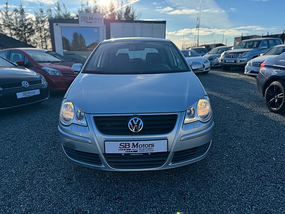 Volkswagen Polo 2 of 5