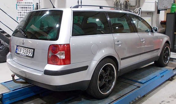 Volkswagen Passat 2 of 13