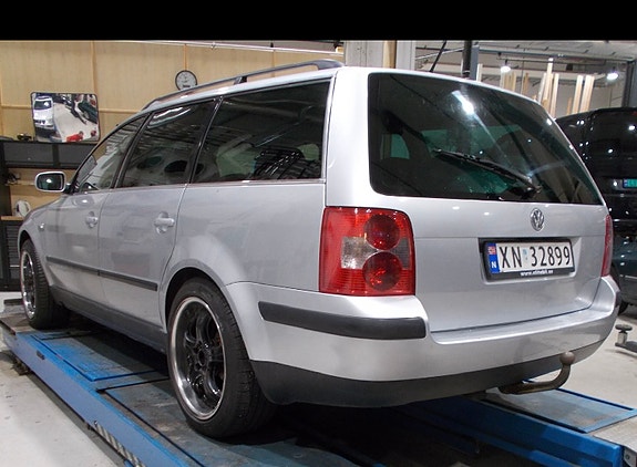 Volkswagen Passat 4 of 13