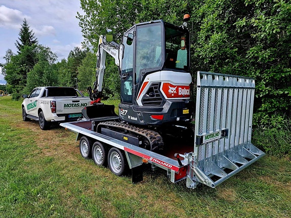 Bobcat E27 pakke med graveskuffe, pusseskuffe, rotortilt og maskinhenger