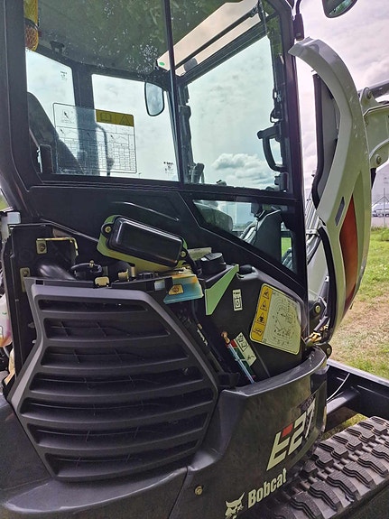 Bobcat E27 med rotortilt og 2 skuffer.  Spør oss om 0% rentekampanje med kr 0 i forskudd! 6 of 7