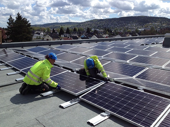 Montering av solcellepaneler - De er på geledd