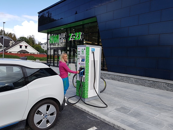 Solenergi fra fasaden og taket - og rett inn i bilen - Og sjåføren smiler hele veien