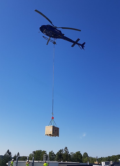 Noen ganger skal solcellepanelene høyt opp - på høye bygg - da kan de fly