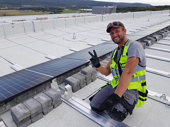 På høye bygg må all ballast ligge på riktig sted, her skal 50 tonn med stein plasseres riktig - Positivt og profesjonelt