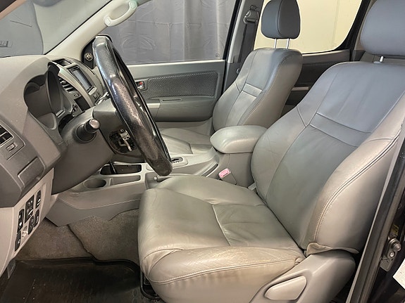 Toyota HiLux 20 of 30