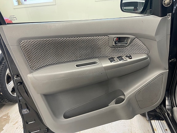 Toyota HiLux 24 of 30