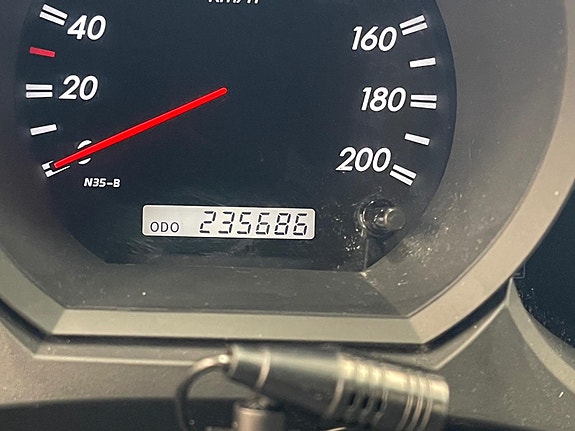 Toyota HiLux 13 of 30