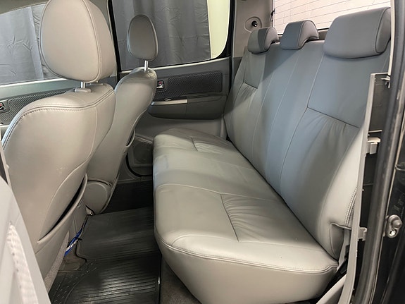 Toyota HiLux 27 of 30